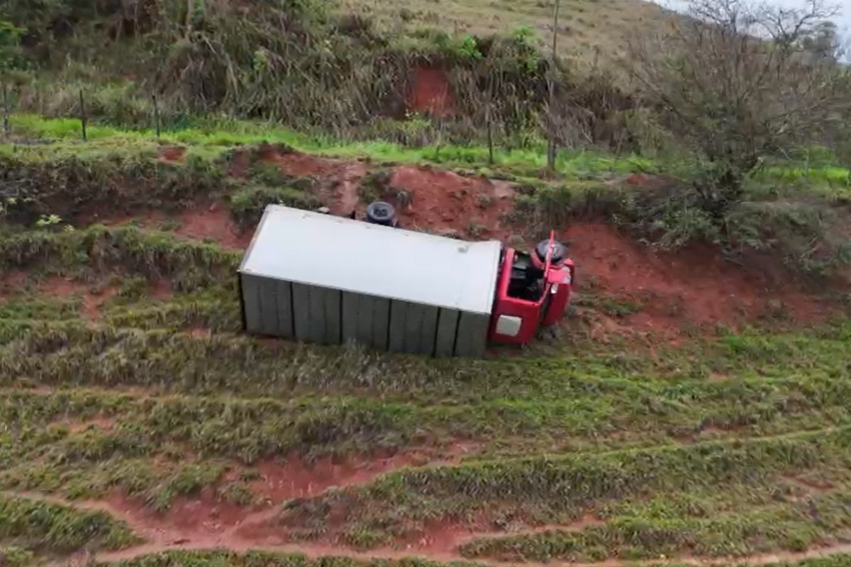 Caminhão cai em ribanceira na RJ-226 e motorista e ajudante escapam sem ferimentos