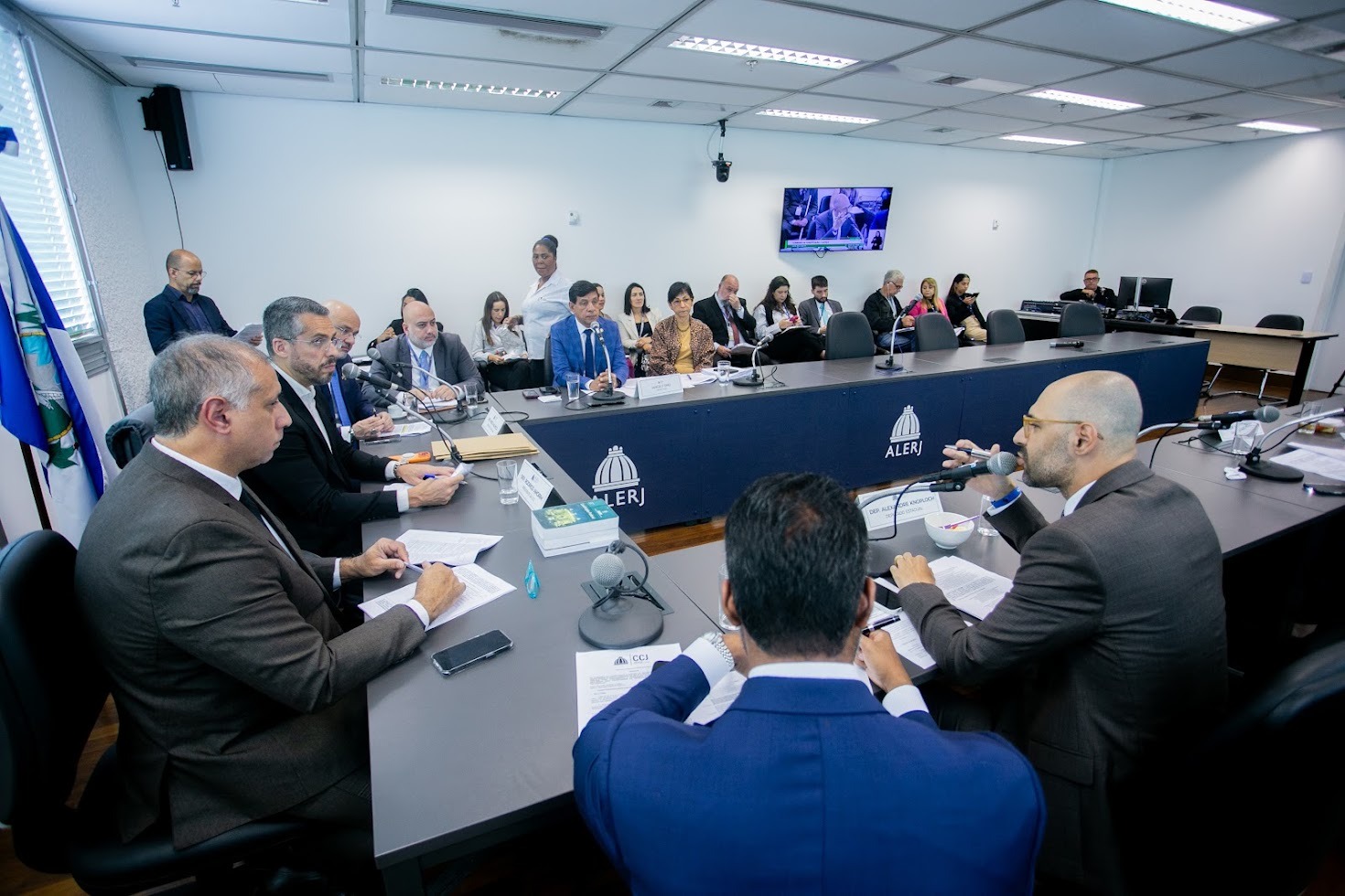 Projeto que enquadra CV e PCC como terroristas avança na Alerj após aval de comissão