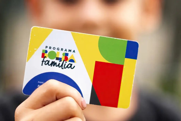 Beneficiários do Bolsa Família terão dinheiro na conta mais cedo, às vésperas da votação