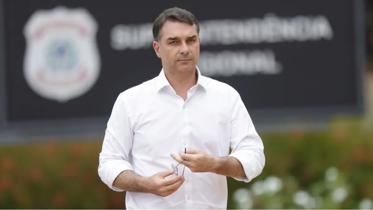 Flávio Bolsonaro diz que recebeu ordem para entregar passaportes e não sair do Brasil
