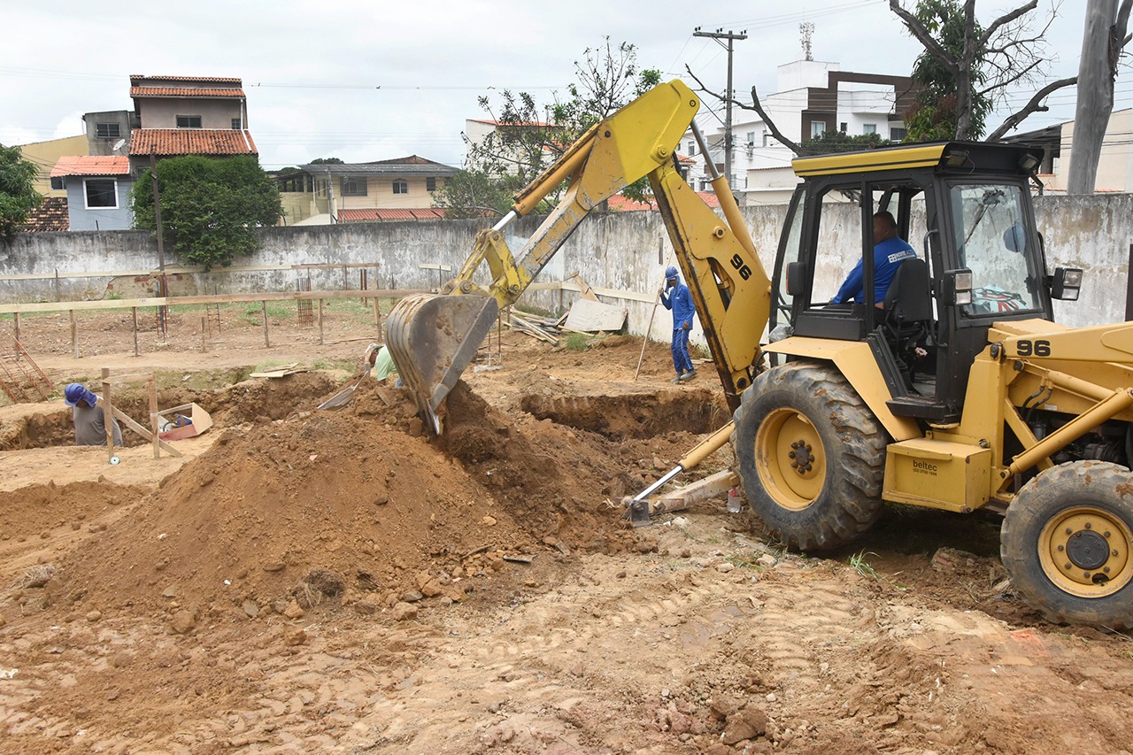 Estrutura da futura escola no Turf-Club ganha força e prédio começa a tomar forma com 120 pilares