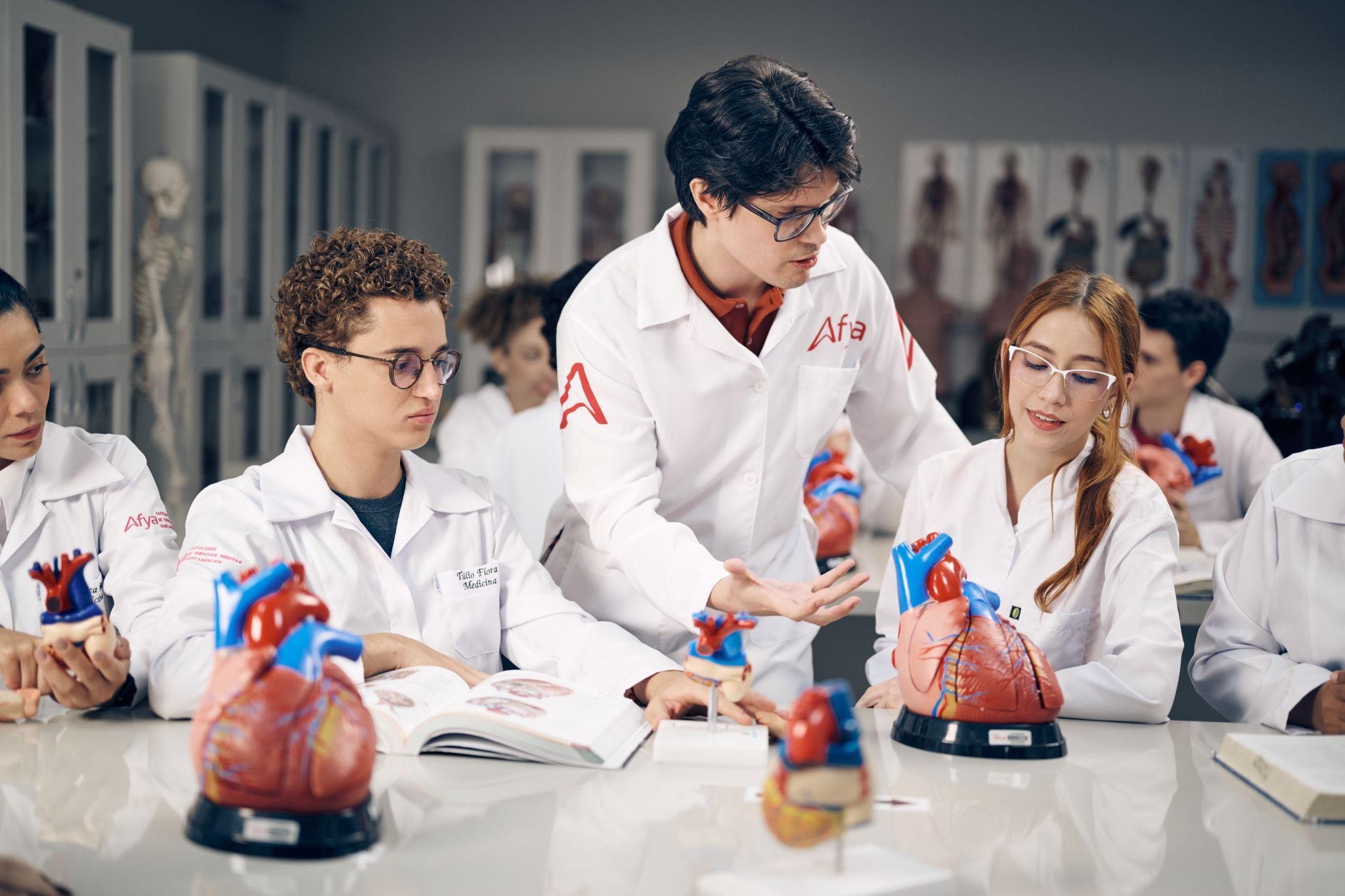 Medicina vai além do consultório: pesquisa, gestão, tecnologia e docência ampliam a carreira