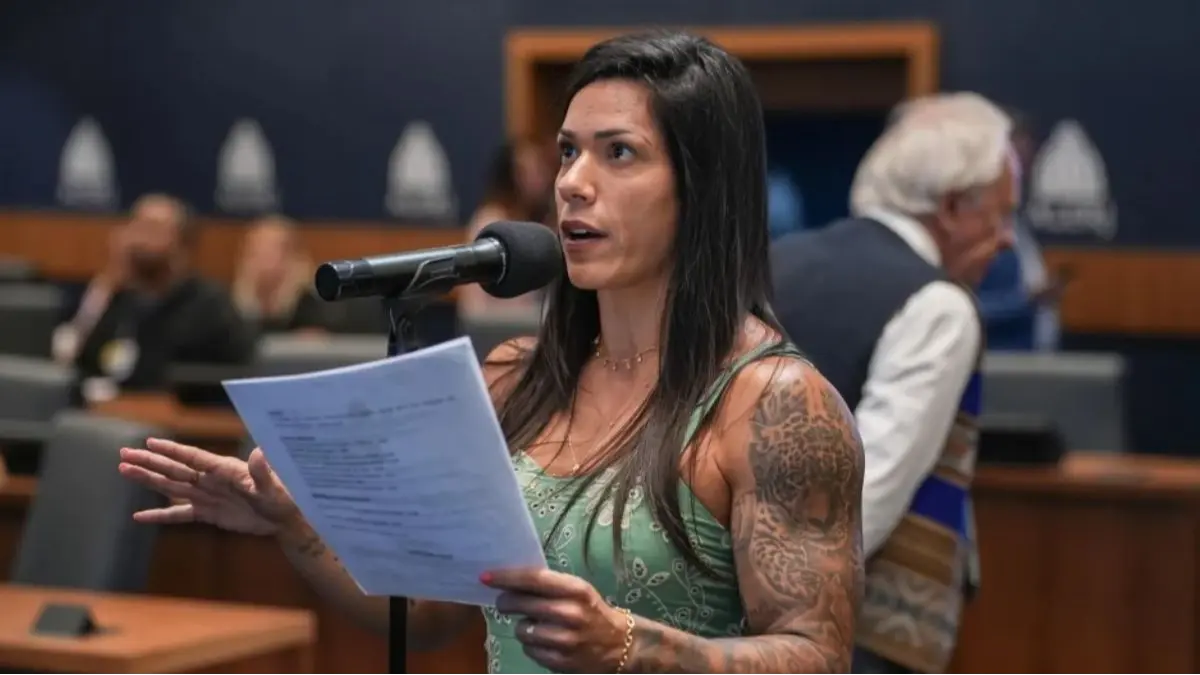 Índia Armelau tem dois dias para tirar do ar postagens sobre filiação política de empregados