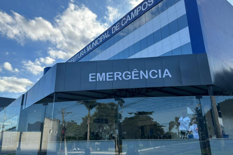 Batida envolvendo automóvel e caminhão em Campos termina com dois socorridos no HFM