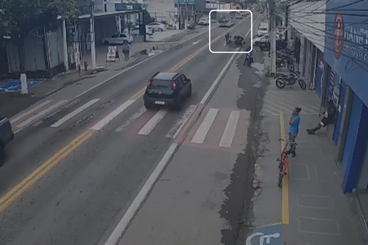 Colisão entre duas motos é flagrada por câmera e deixa três feridos em Itaperuna