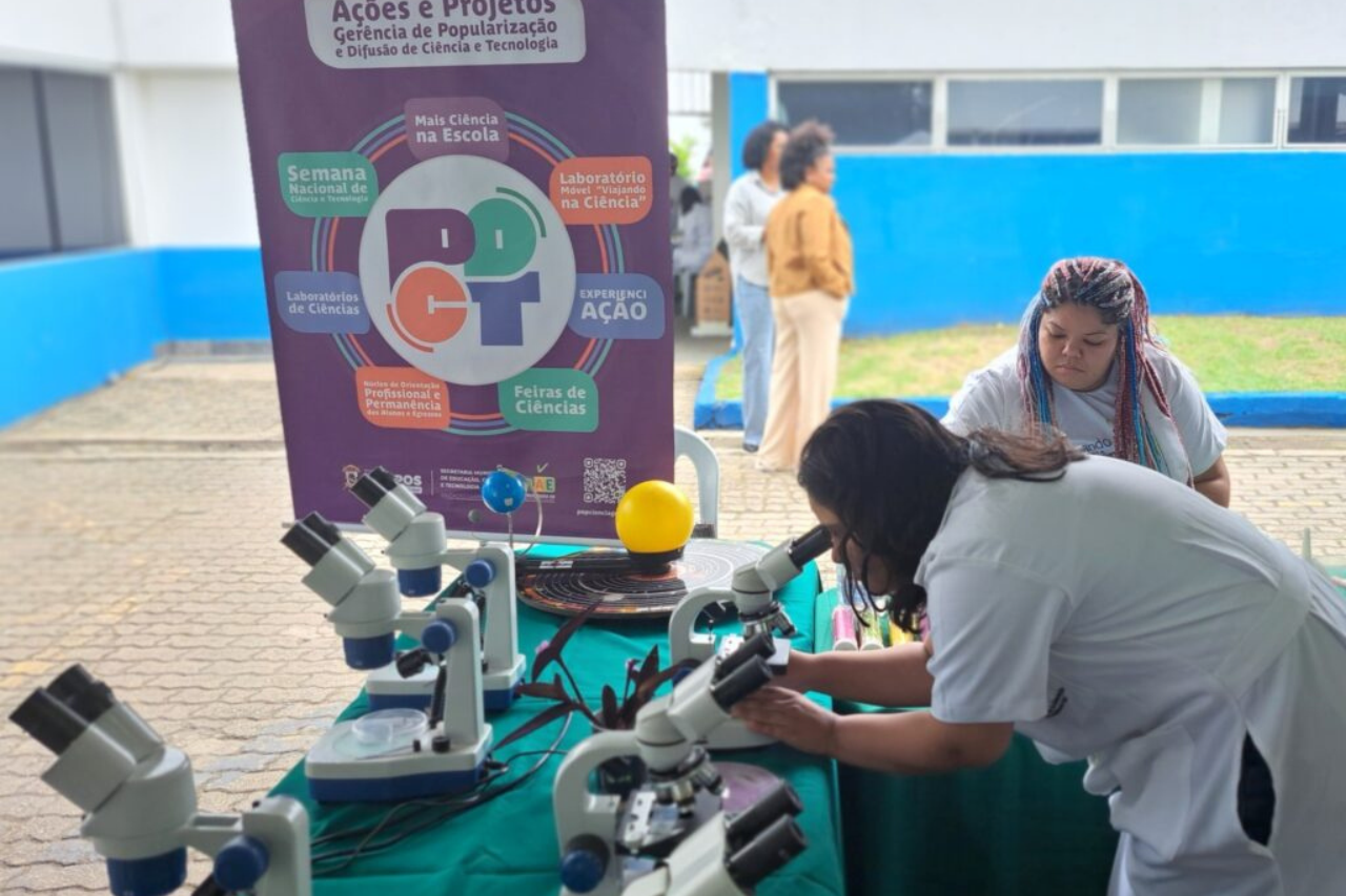 Ciência na prática: servidores de Campos exploram mosquito, células e corpo humano em estandes da Seduct