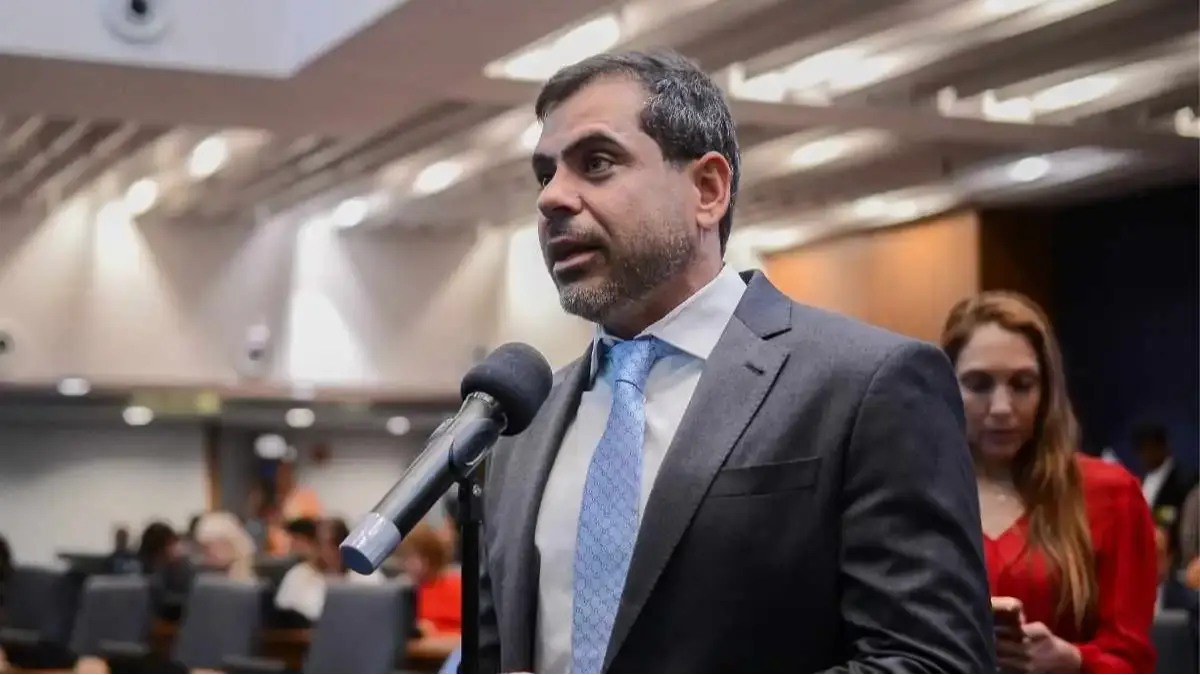 Dauaire comemora vitória de Douglas Ruas no governo do RJ e lembra embates na Alerj