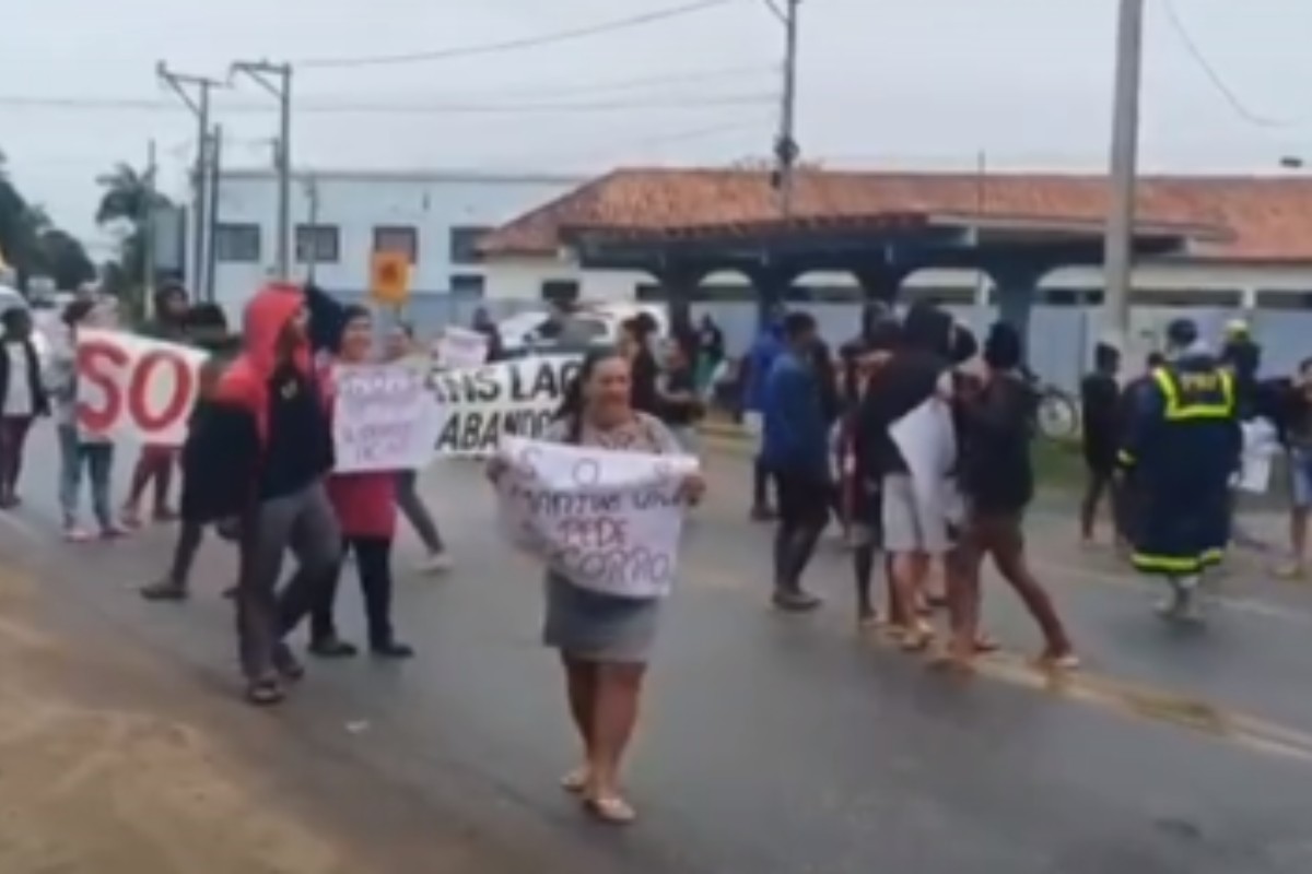 Vizinhos de Martins Lage fecham trecho da BR-356 e reclamam de falta de UBS, praça e esgoto