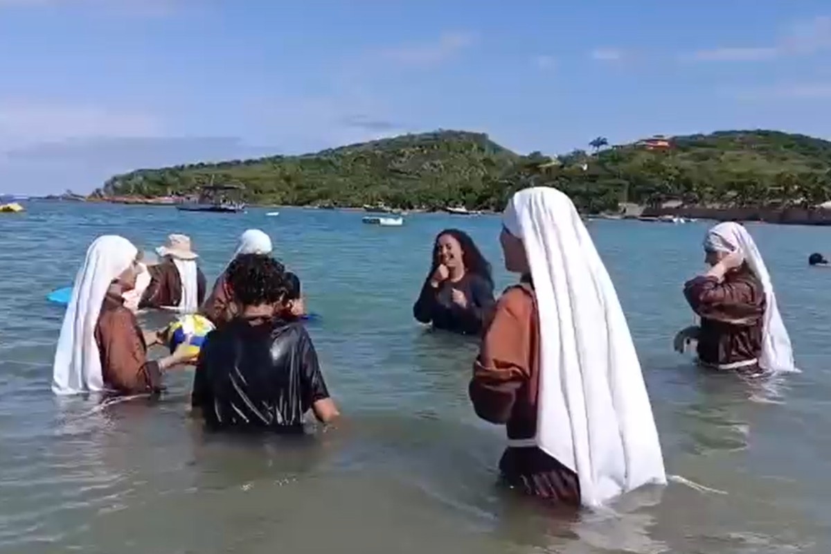 Férias abençoadas: freiras trocam o convento pelo mar de Búzios e praticam surfe e caiaque de hábito