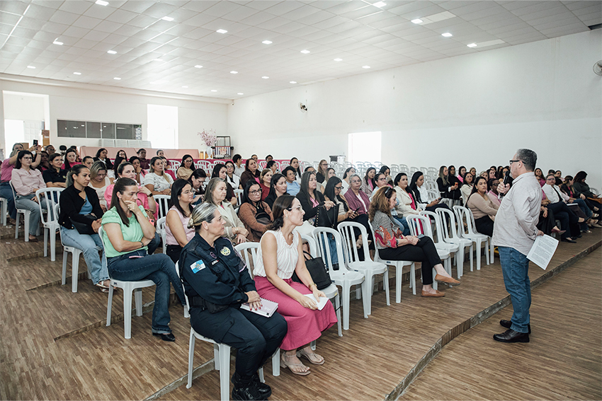 Servidoras da Educação ganham dia de autocuidado em evento do Outubro Rosa promovido pela Prefeitura