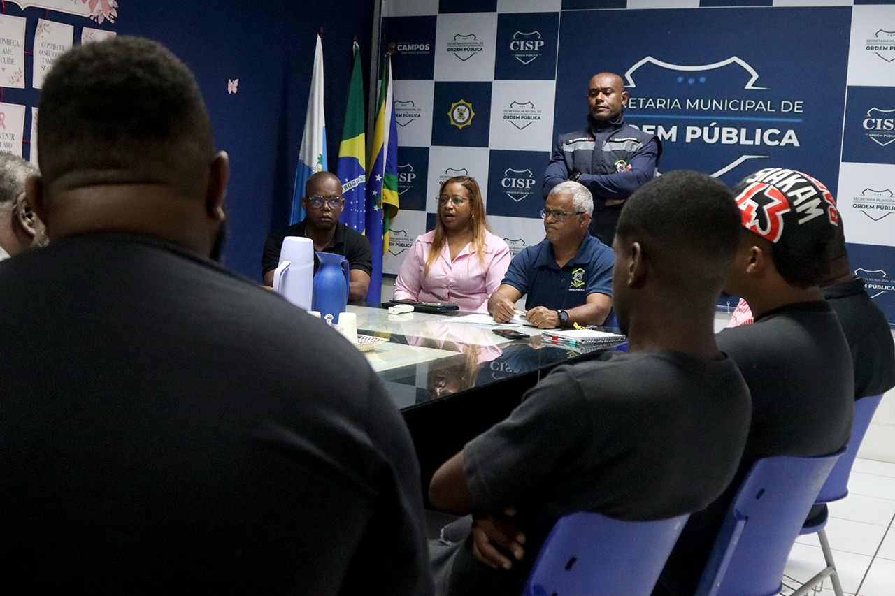 Sambistas de Campos ouvem orientações da prefeitura sobre regras para rodas em espaços públicos