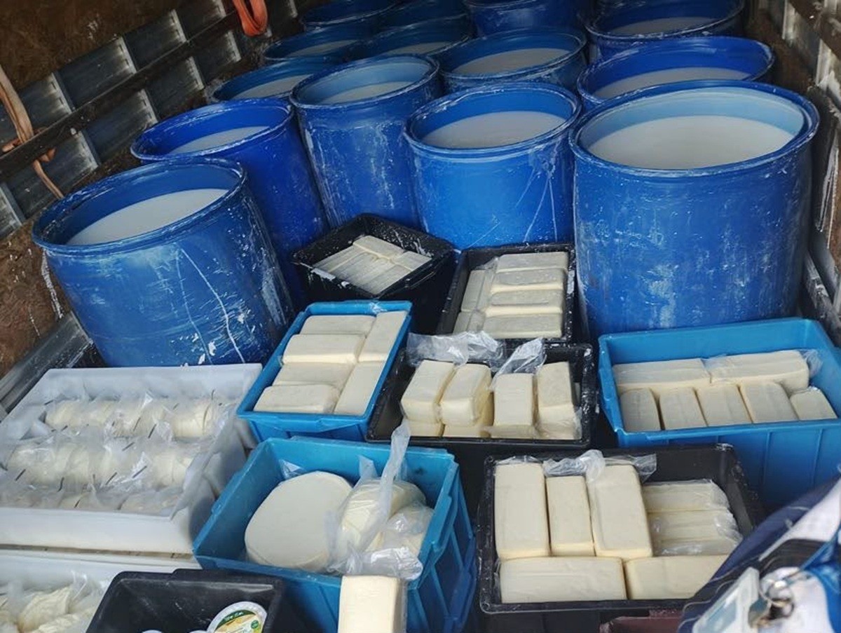 Caminhão com quase 3 toneladas de alimentos impróprios é flagrado na BR-101, em Campos