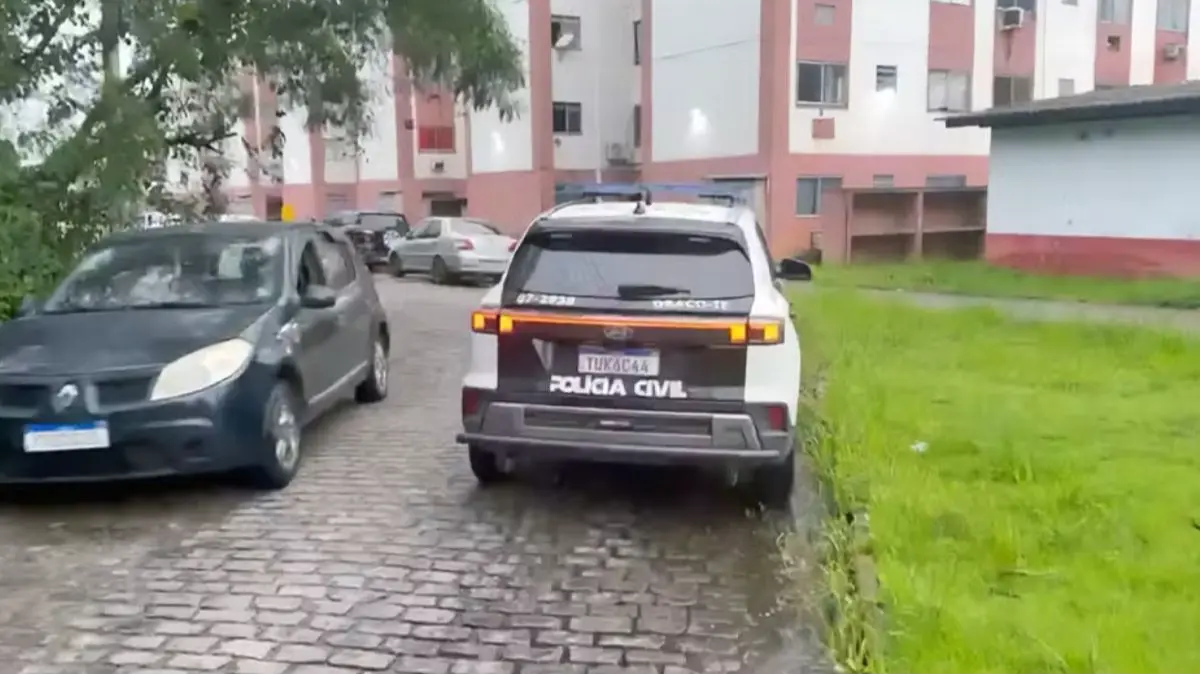 Operação da Polícia Civil mira milícia de Juninho Varão em Nova Iguaçu