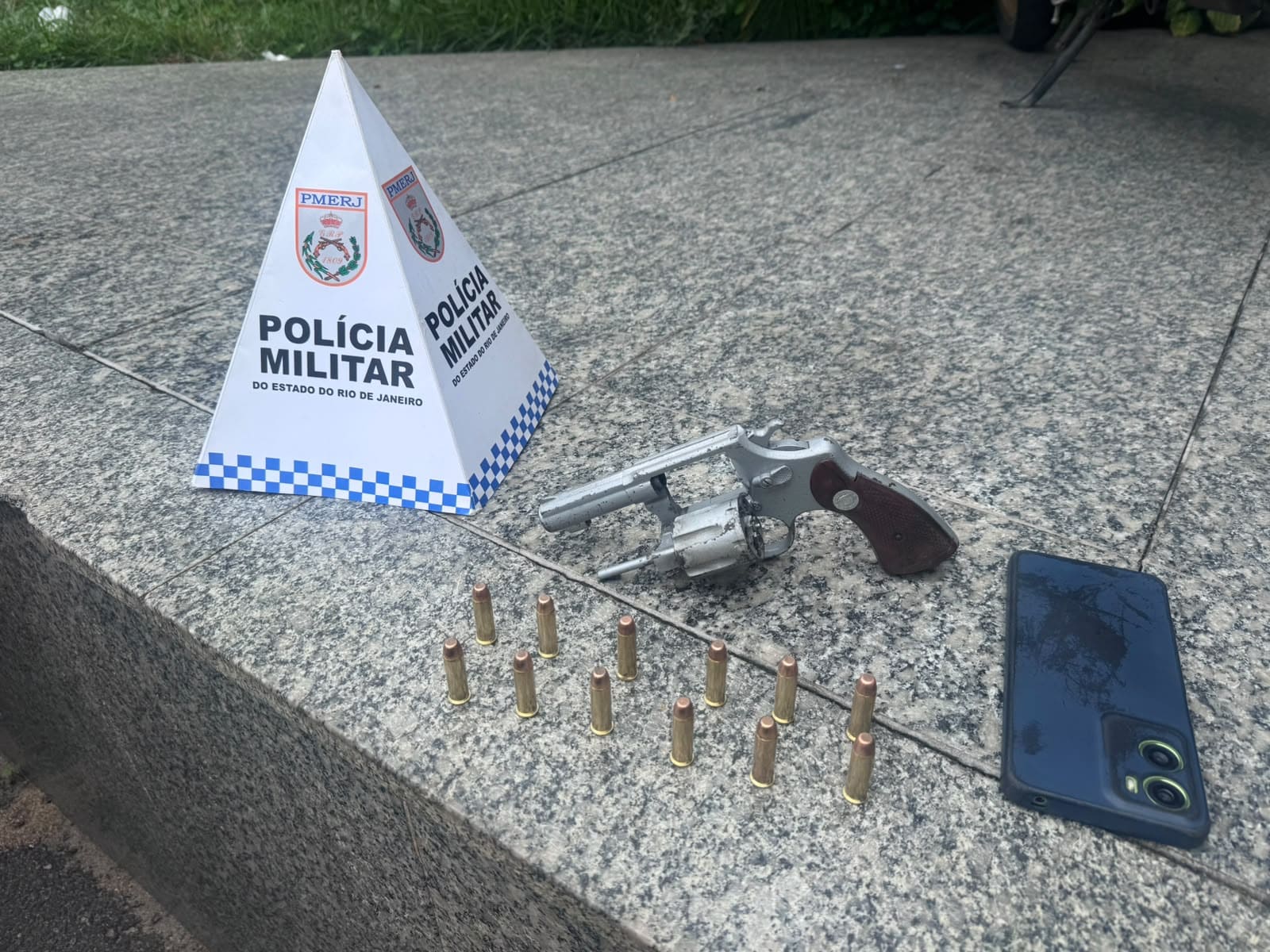Garoto de 14 anos é apreendido com revólver e munição em Guarus