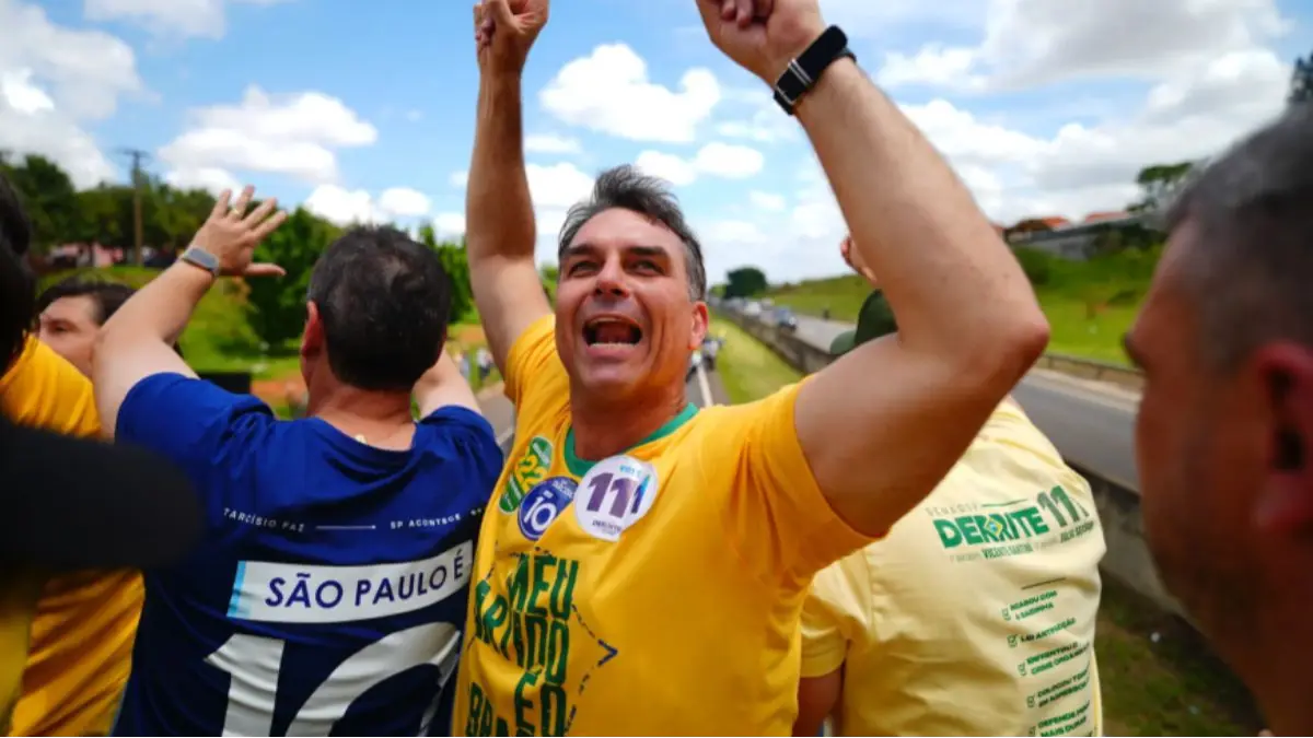 Buscas da PF em divisas e aeroportos tentam confirmar se Flávio Bolsonaro está fora do país