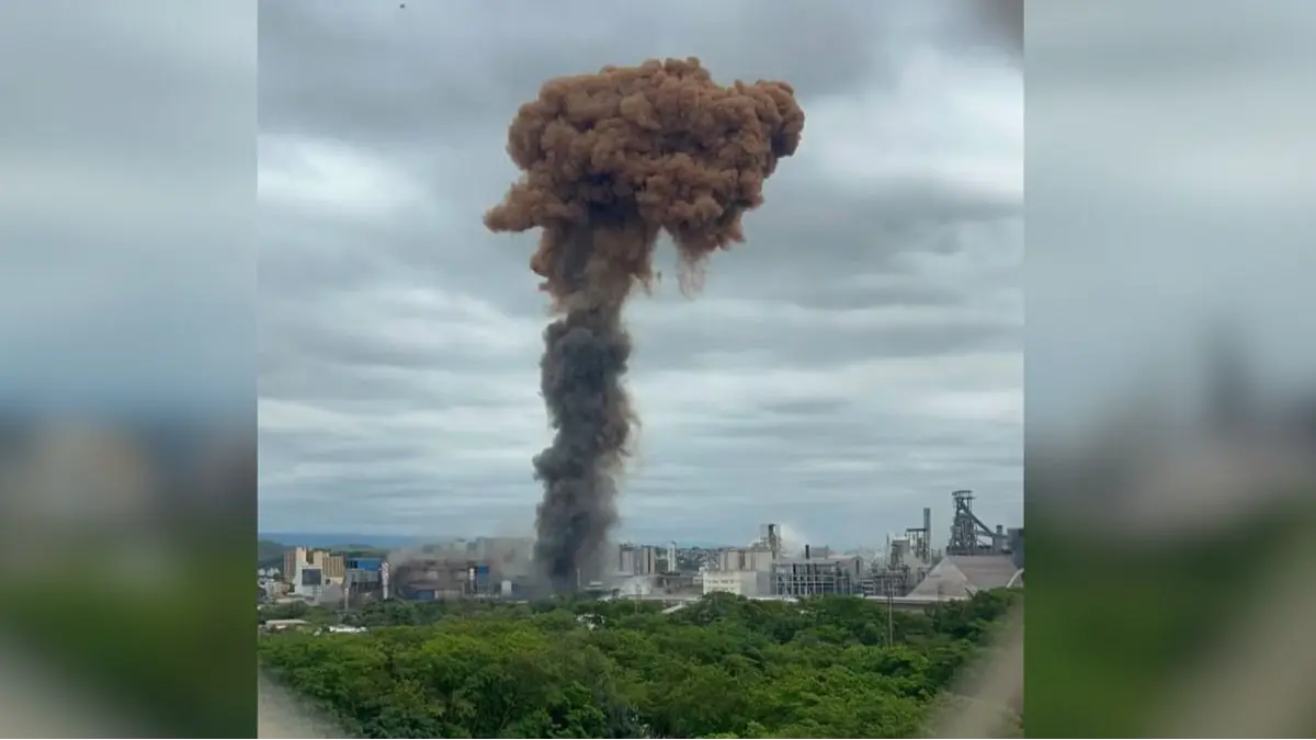 Reação entre ferro-gusa e umidade gera nuvem de fumaça na CSN, em Volta Redonda