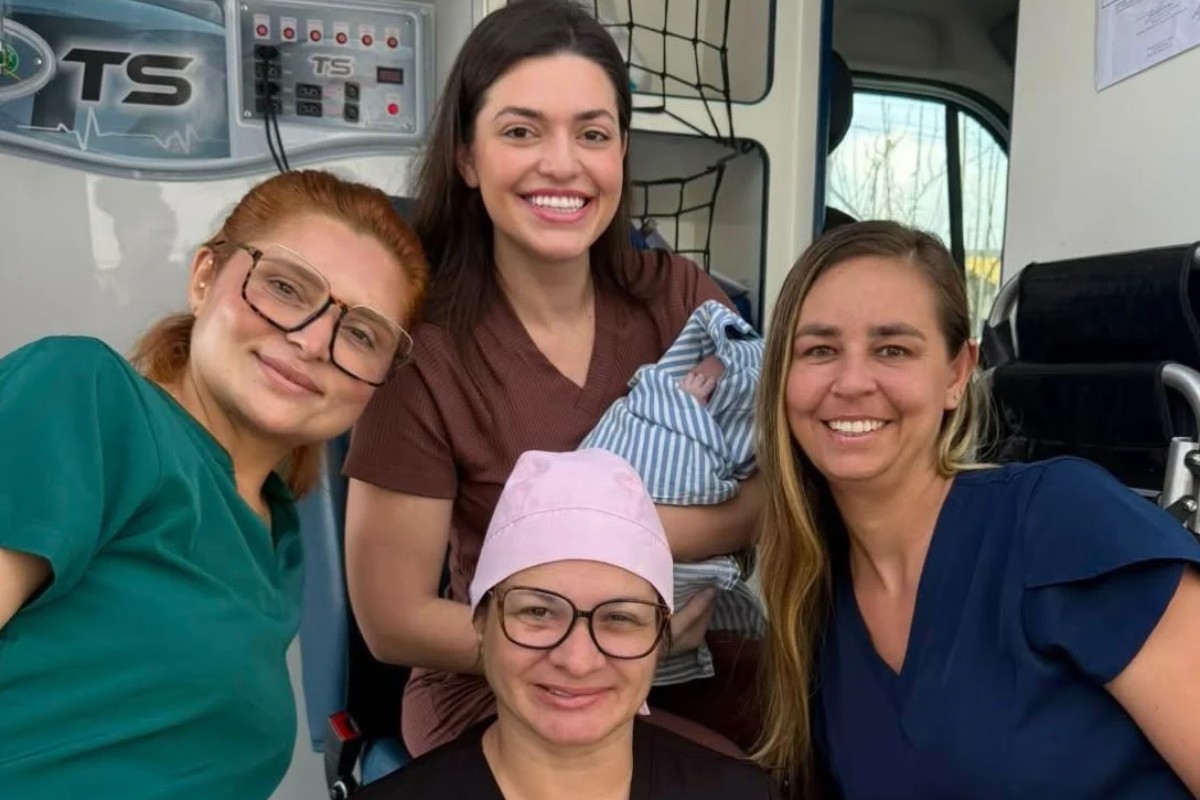 Bebê nasce dentro de carro de aplicativo a caminho da maternidade em Campos