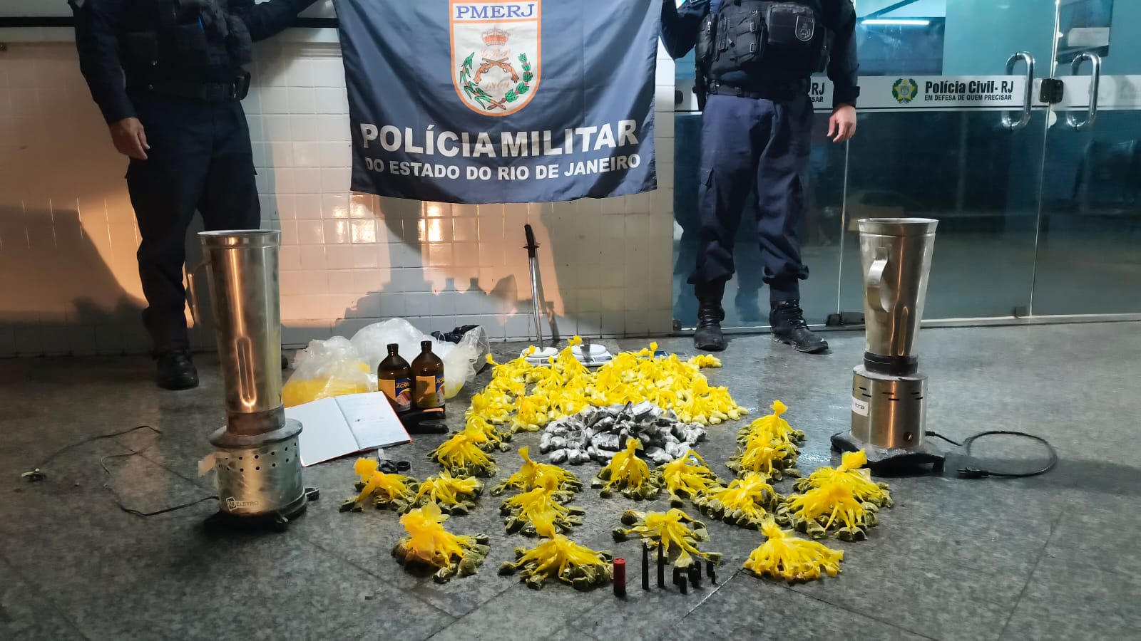 Denúncia anônima leva PM a casa abandonada com mais de 900 porções de droga em distrito de Campos