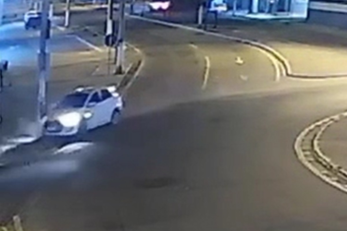 Gravação flagra motorista perdendo a direção e batendo em poste na Cidade Nova, em Itaperuna