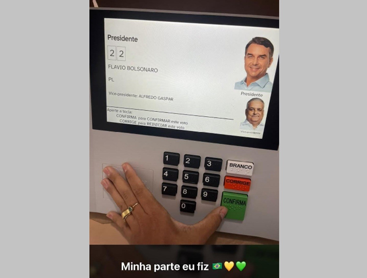 Eleitora registra voto em urna de Italva, publica foto no WhatsApp e acaba levada à delegacia