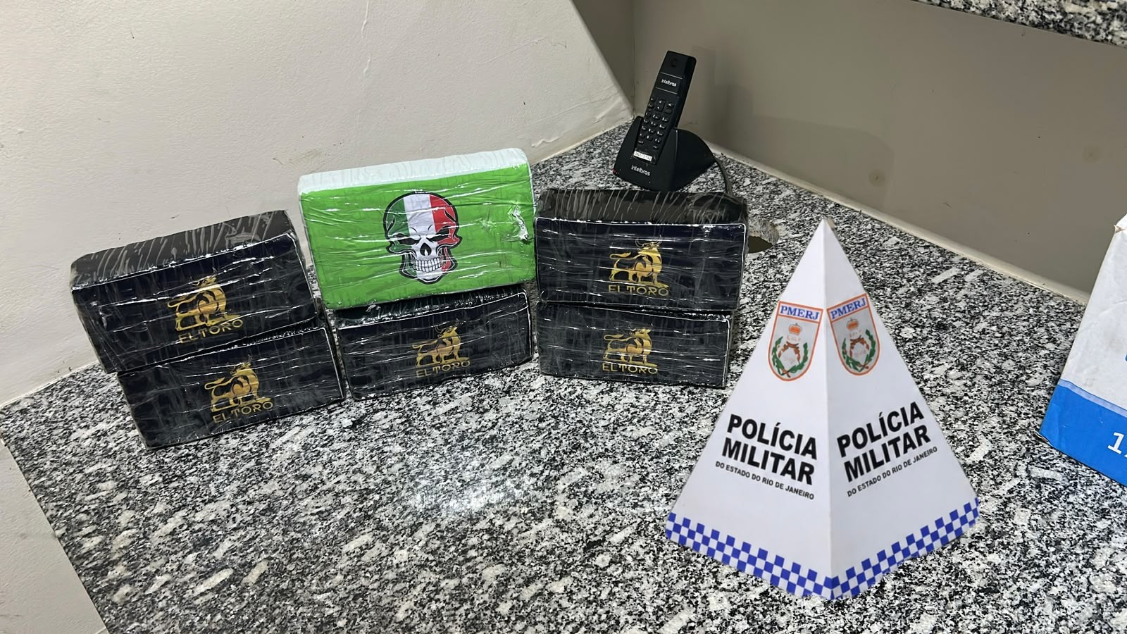 Carga pesada: policiais rodoviários interceptam veículo com quase 6 quilos de pó em rodovia de Itaocara