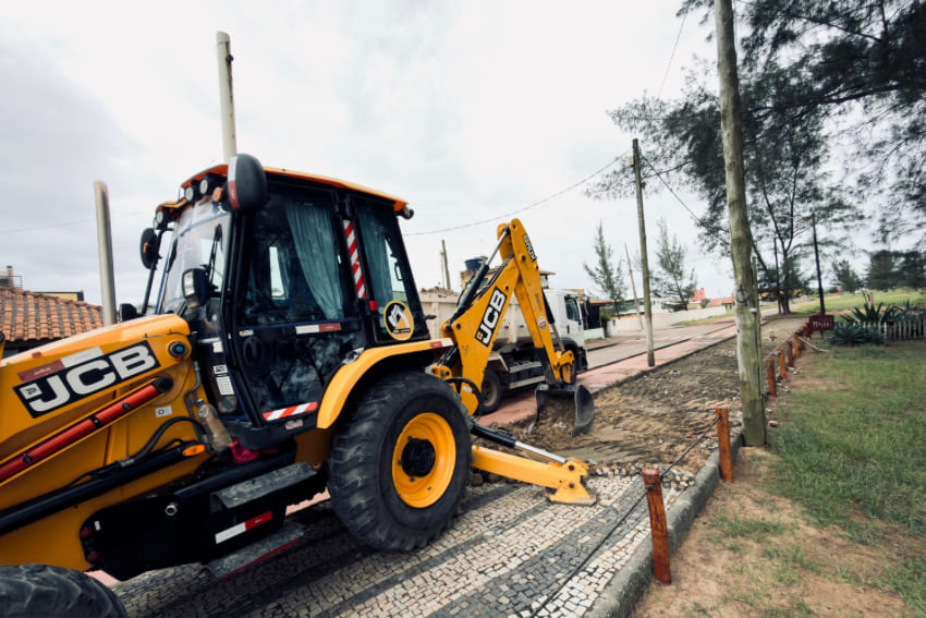 Calçadão de Santa Clara ganha novo piso intertravado após danos causados por veículos