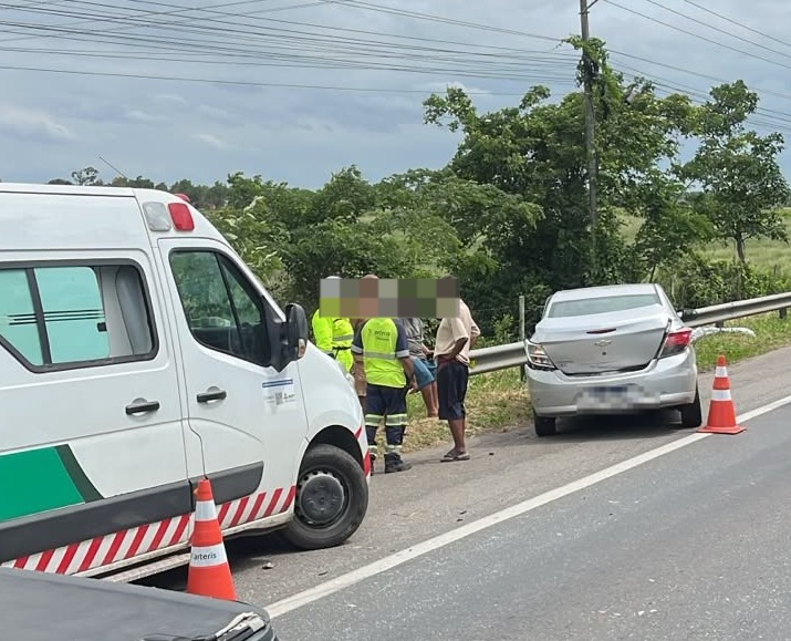 Batida envolvendo dois veículos cria fila quilométrica em trecho da Rodovia Presidente Dutra...
