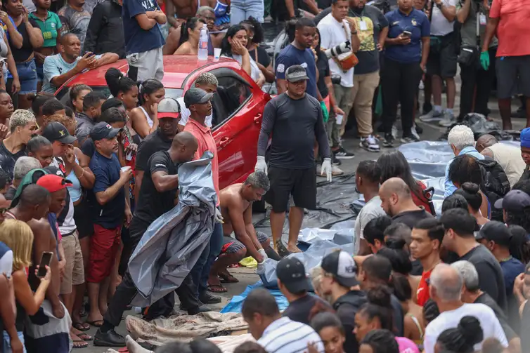 Rio de Janeiro (RJ), 29/10/2025 - Dezenas de corpos são trazidos por moradores para a Praça São Lucas, na Penha, zona norte do Rio de Janeiro. Operação Contenção.  Foto: Tomaz Silva /Agência Brasil
