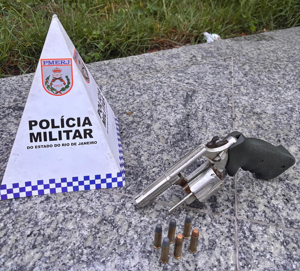 Arma com seis cartuchos é achada escondida em churrasqueira de bar do Fundão, em Campos