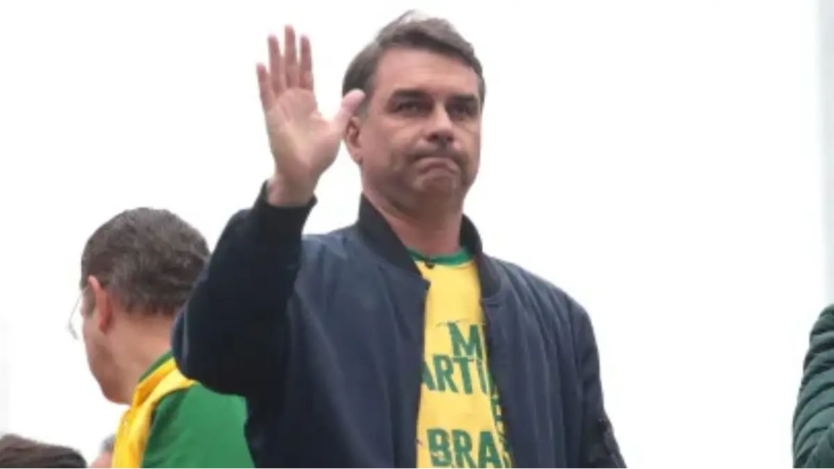 Lista de passageiros de jatinho rumo a Miami não traz nome de Flávio Bolsonaro, segundo site argentino