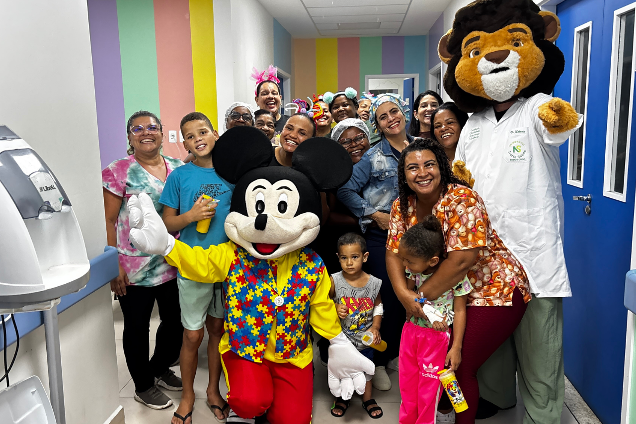 Hospital Geral de Guarus recebe visita de personagens que levam sorrisos às enfermarias