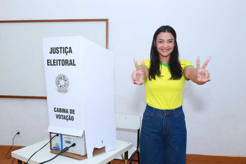 Em Campos, Delegada Madeleine deposita voto no 2º turno e demonstra fé em triunfo de Flávio Bolsonaro