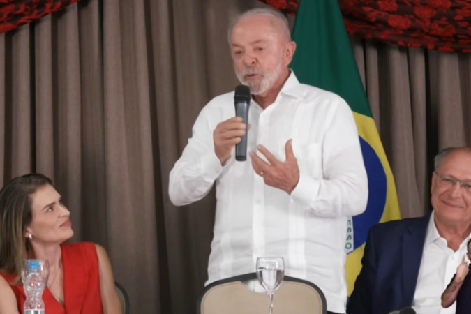 Mensagens do Planalto a idosos ligam voto a comprovação de vida no INSS e geram ação no TSE