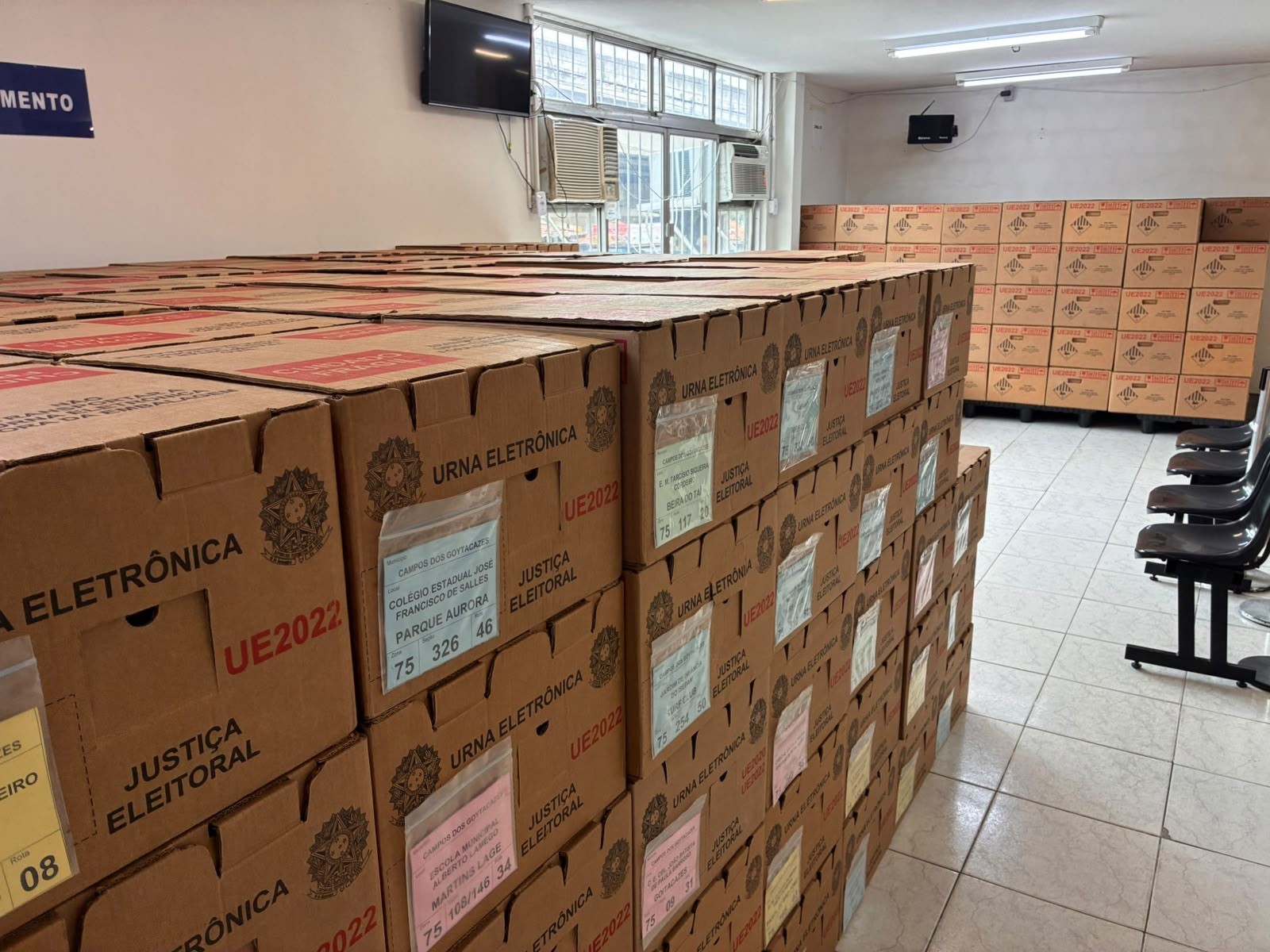 Contagem regressiva: 1.190 urnas seguem para as seções de Campos no sábado
