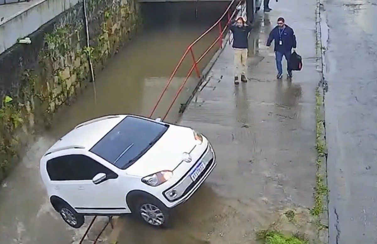 Carro desce ladeira sozinho, atravessa a rua e cai no Rio Quitandinha, em Petrópolis