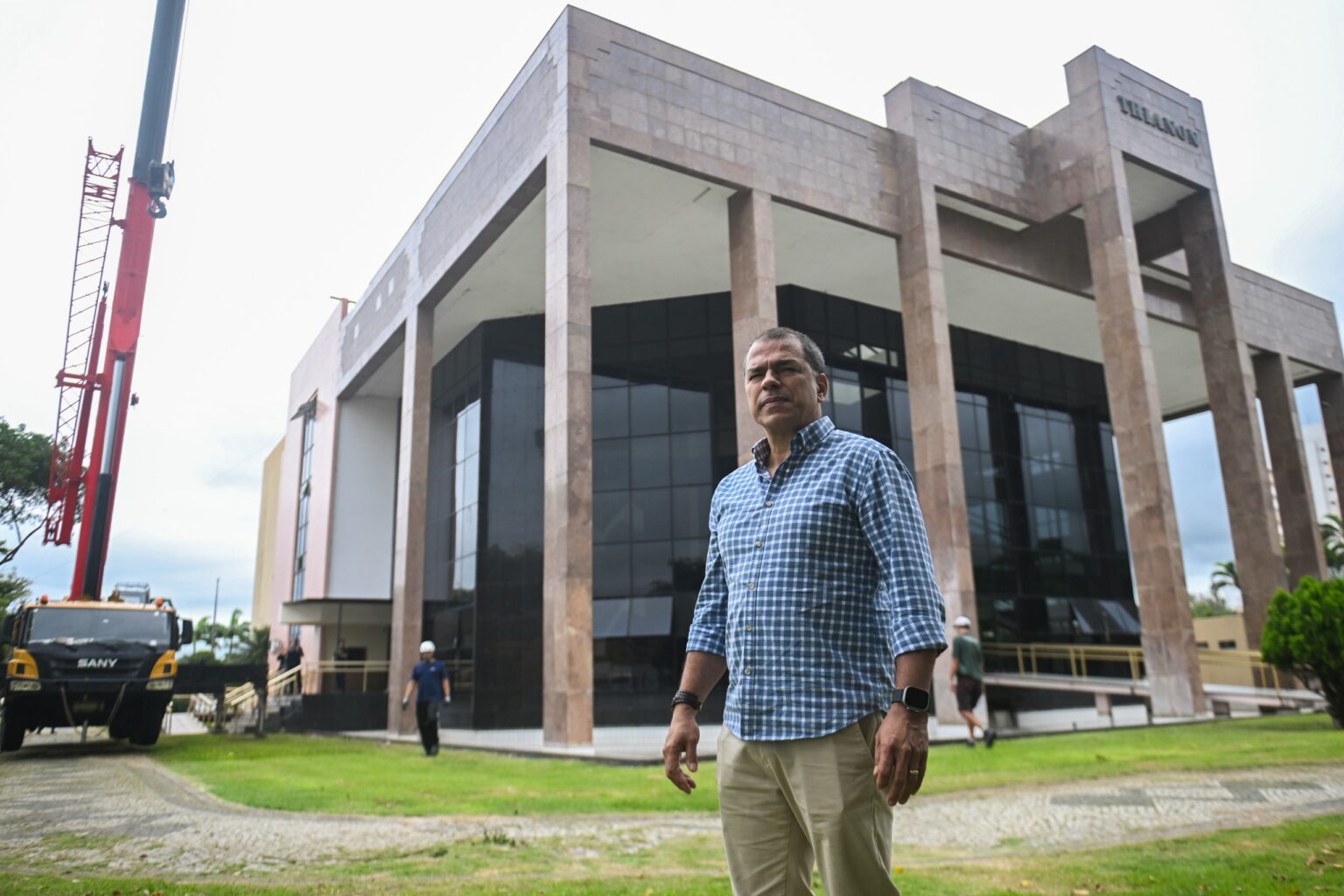 Trianon ganha novos aparelhos de climatização às vésperas da reabertura, acompanhado pelo prefeito