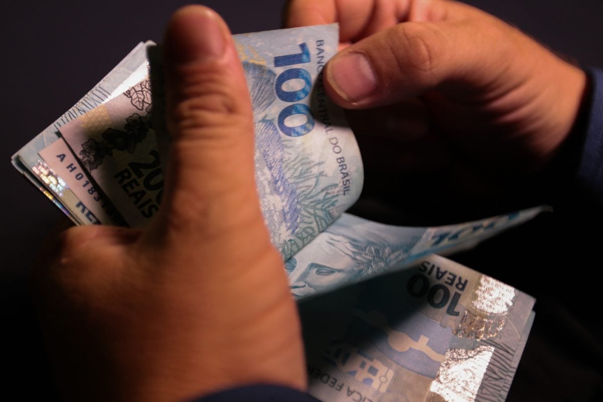 Servidores do estado do Rio recebem salário de outubro antes do previsto e já com a última fatia da recomposição