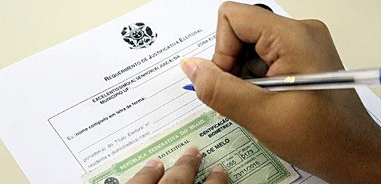 Segundo turno: eleitores fora de casa recorrem ao celular para evitar multa, e TSE detalha como regularizar a falta