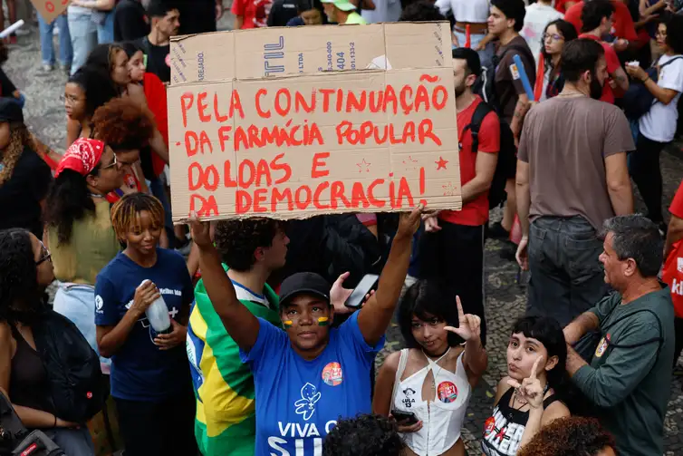 Rio de Janeiro (RJ), 07/10/2026 – Milhares de estudantes participam de manifestação em apoio à reeleição do presidente da República, Luiz Inácio Lula da Silva, no centro da cidade. Foto: Fernando Frazão/Agência Brasil