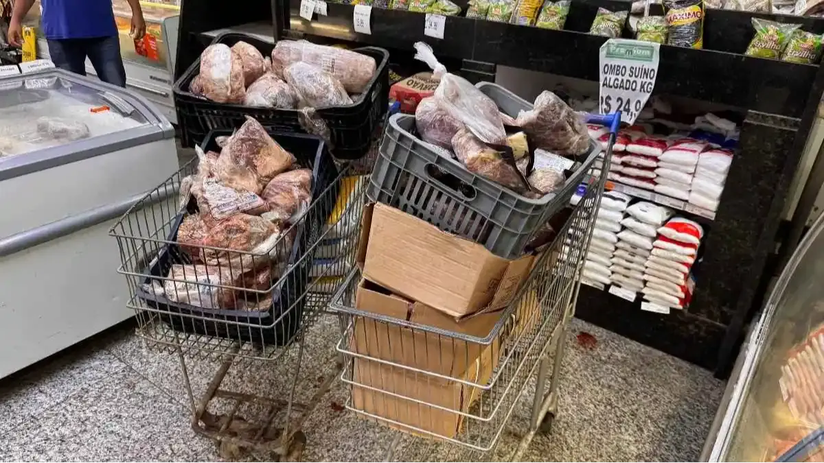 Vila Isabel: 135 kg de comida estragada são recolhidos e destruídos em mercado da Zona Norte carioca