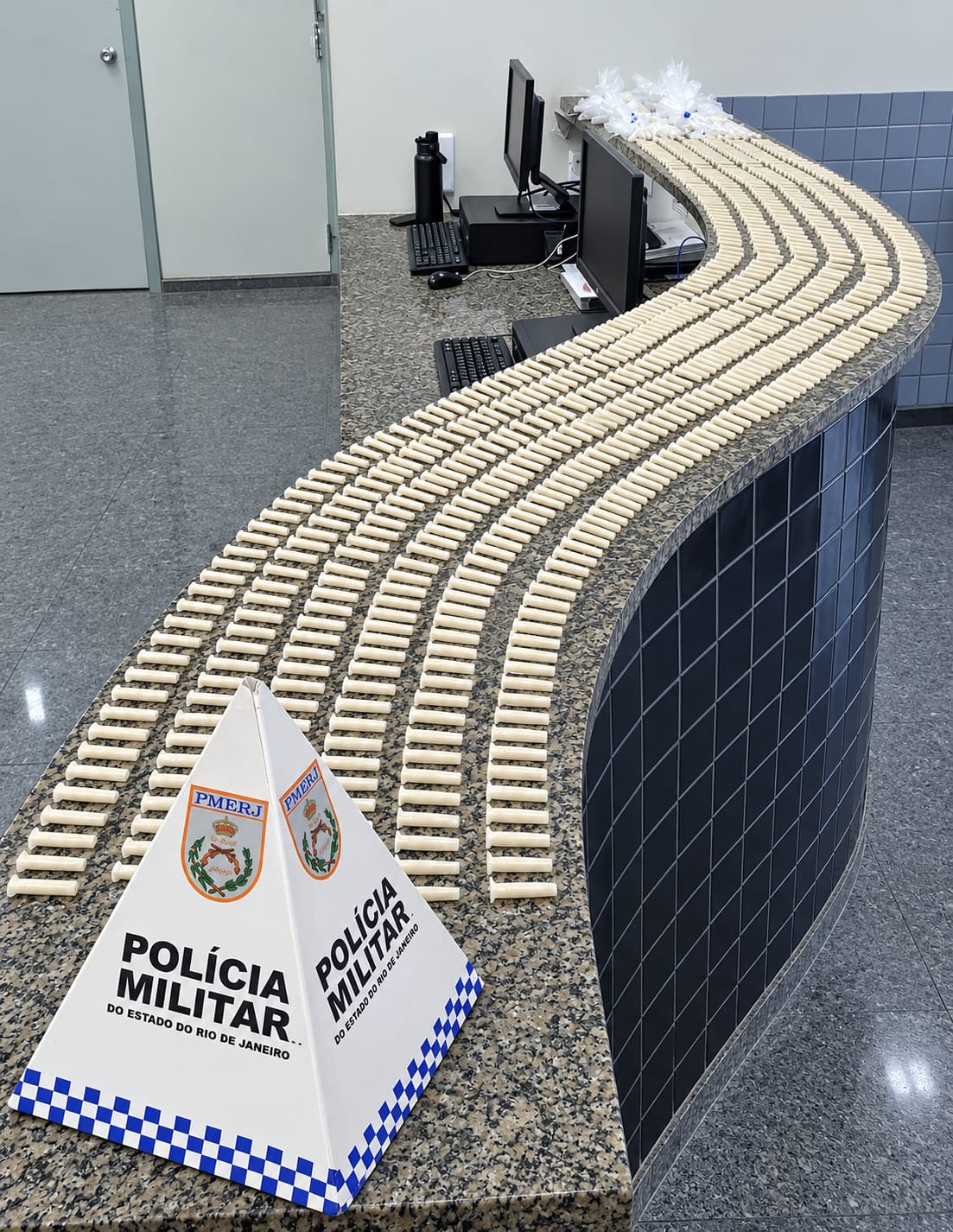 Denúncia leva PM a mochila com drogas escondida em imóvel de Guarus