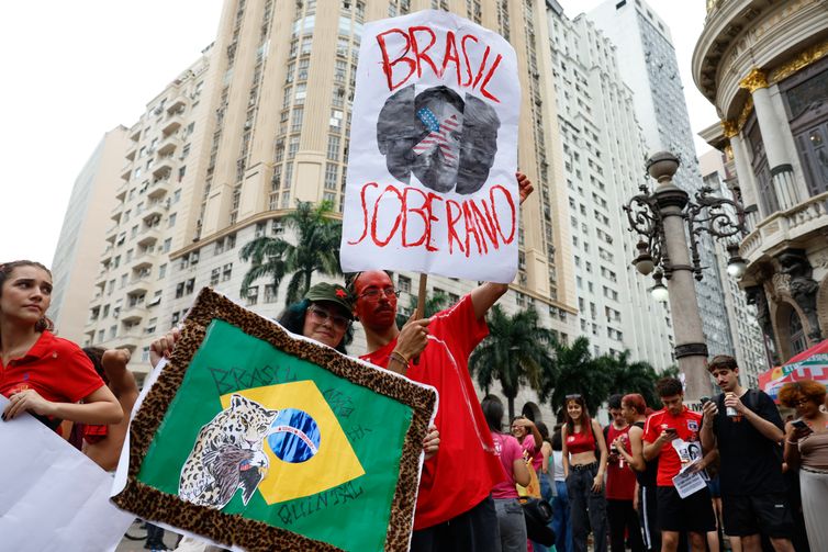 Rio de Janeiro (RJ), 07/10/2026 – Milhares de estudantes participam de manifestação em apoio à reeleição do presidente da República, Luiz Inácio Lula da Silva, no centro da cidade. Foto: Fernando Frazão/Agência Brasil