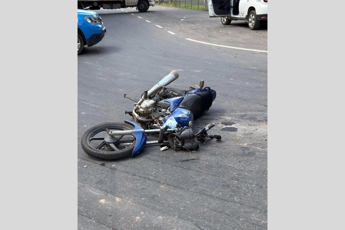 Dois ficam feridos em colisão entre moto e caminhão da prefeitura em Santo Antônio de Pádua