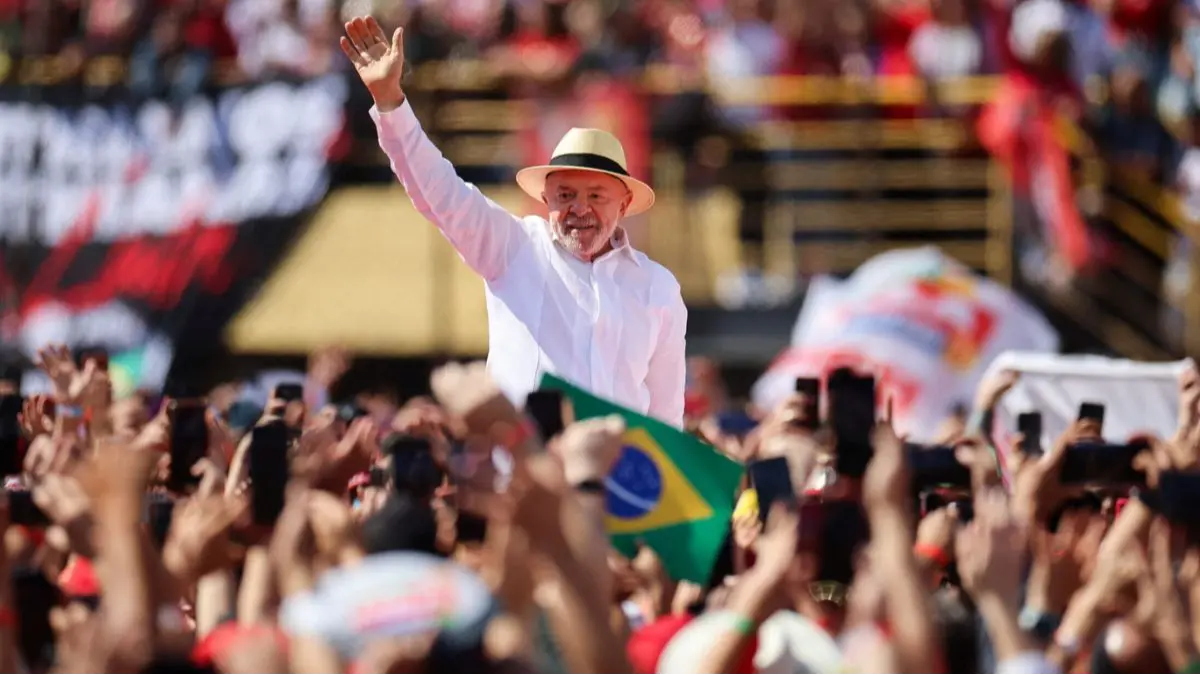 Dois dias depois da vitória nas urnas, presidente chega aos 81 anos com data de nascimento disputada