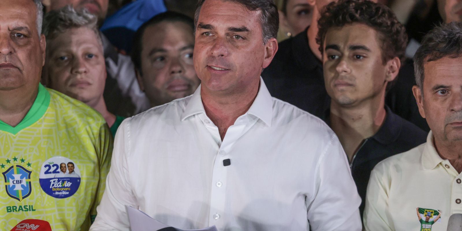 Após deixar o país, Flávio Bolsonaro publica texto com elogios a Milei e Trump e questiona apuração