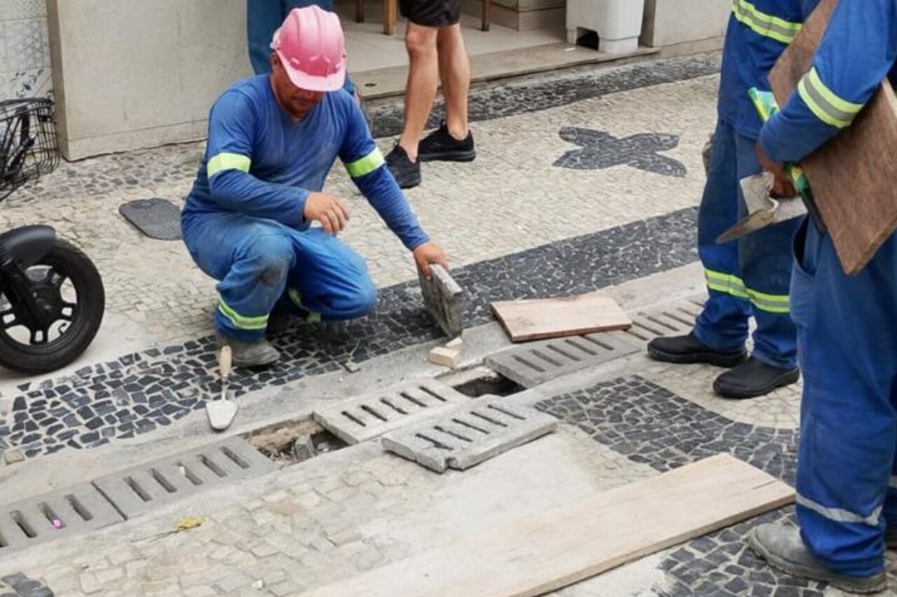 Equipes reforçam conservação de calçadas e canaletas no coração de Campos