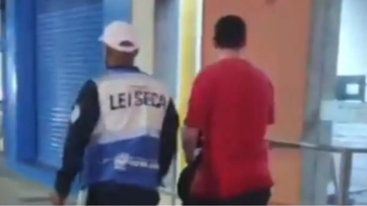Motociclista tenta engolir carteira da Polícia Civil durante blitz da Lei Seca em Copacabana