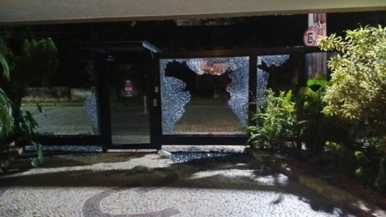 Ataque de cerca de 15 encapuzados deixa prédio depredado em Campos e morador atingido por ovos