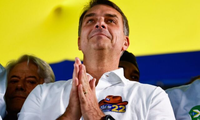 Após derrota para Lula, Flávio Bolsonaro embarca aos EUA ao lado da esposa e das filhas