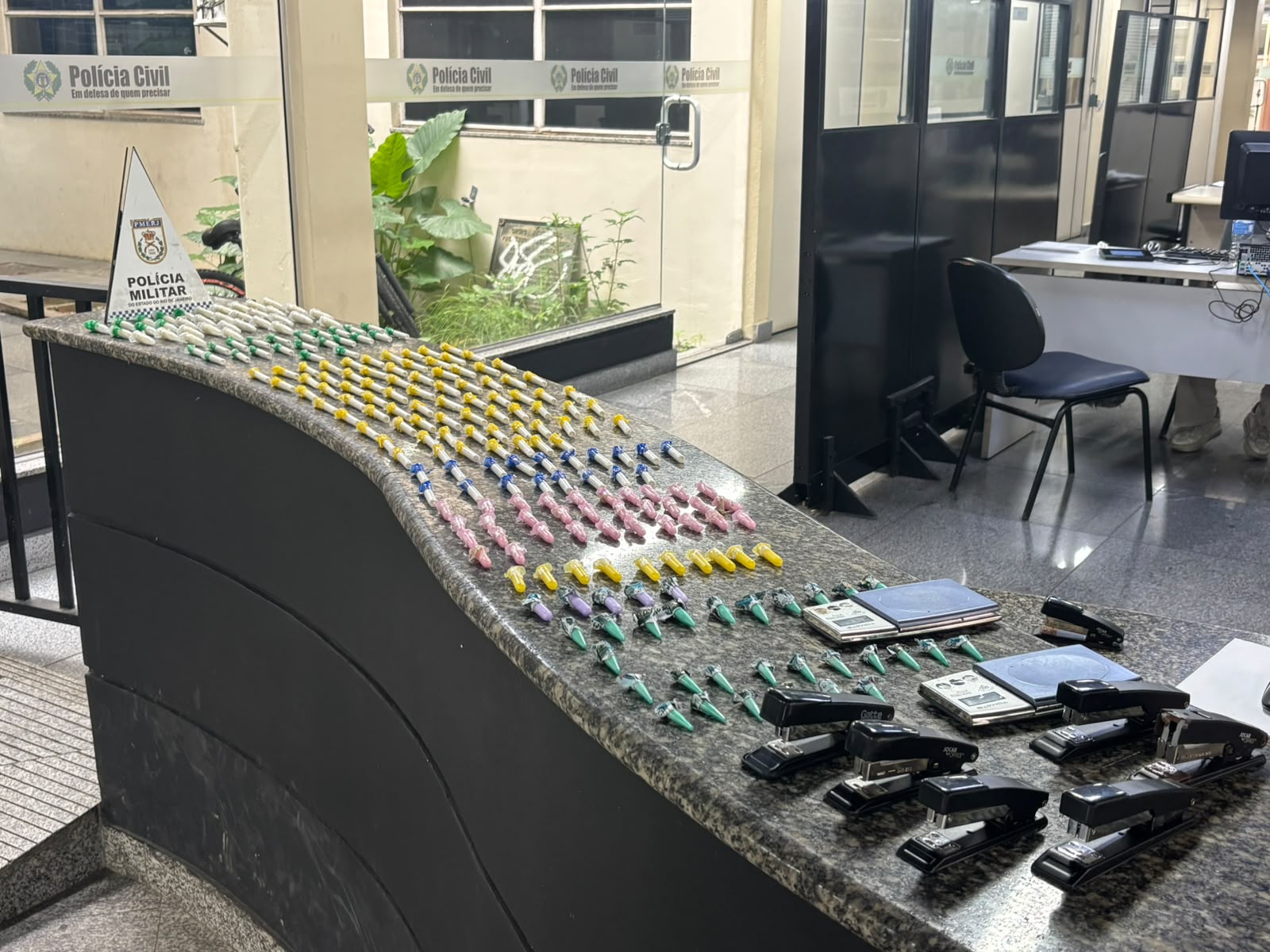 Operação da PM recolhe carregamento de pó branco e petrechos usados no comércio ilegal no Novo Jockey